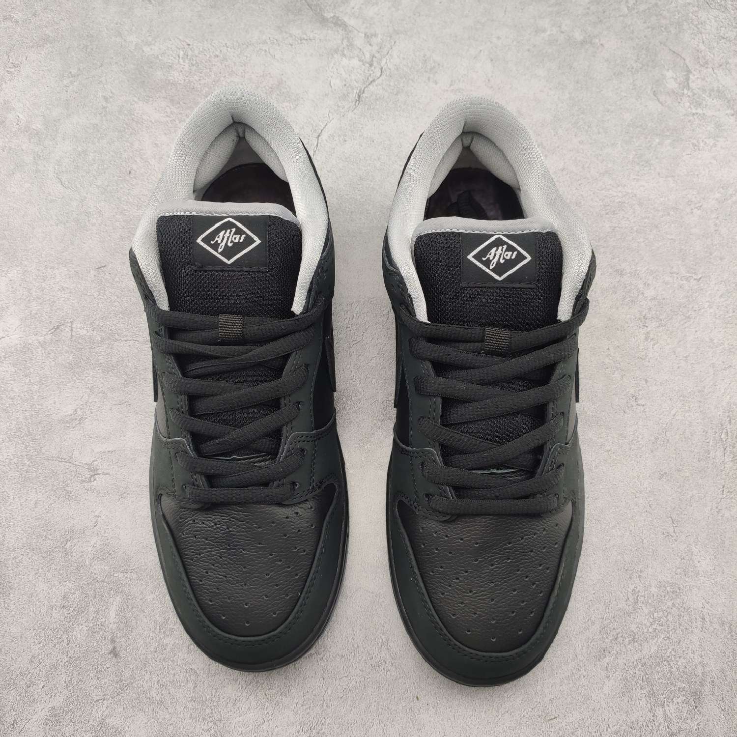 Kickswho Nike SB Dunk Low Black - Image 3