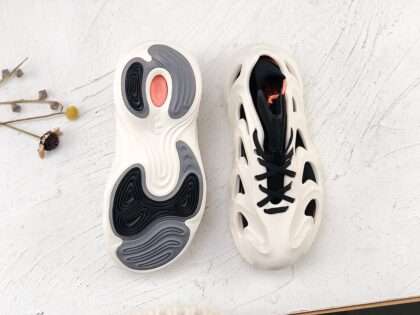 KICKWHO Adidas ADIFOM Q "White Black“ Sneakers HP6582