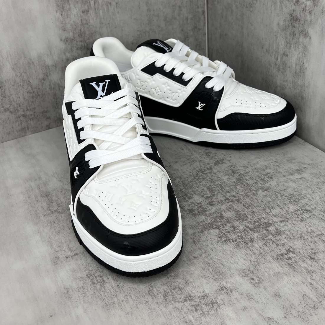 KICKWHO Louis Vuitton Trainer Sneakers Black White - Image 2