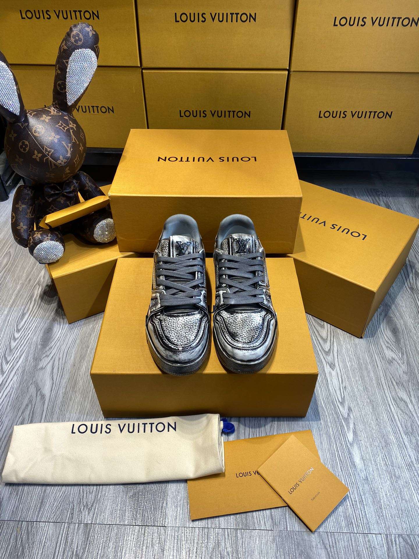 KICKWHO Louis Vuitton Trainer Sneakers Grey Black - Image 2