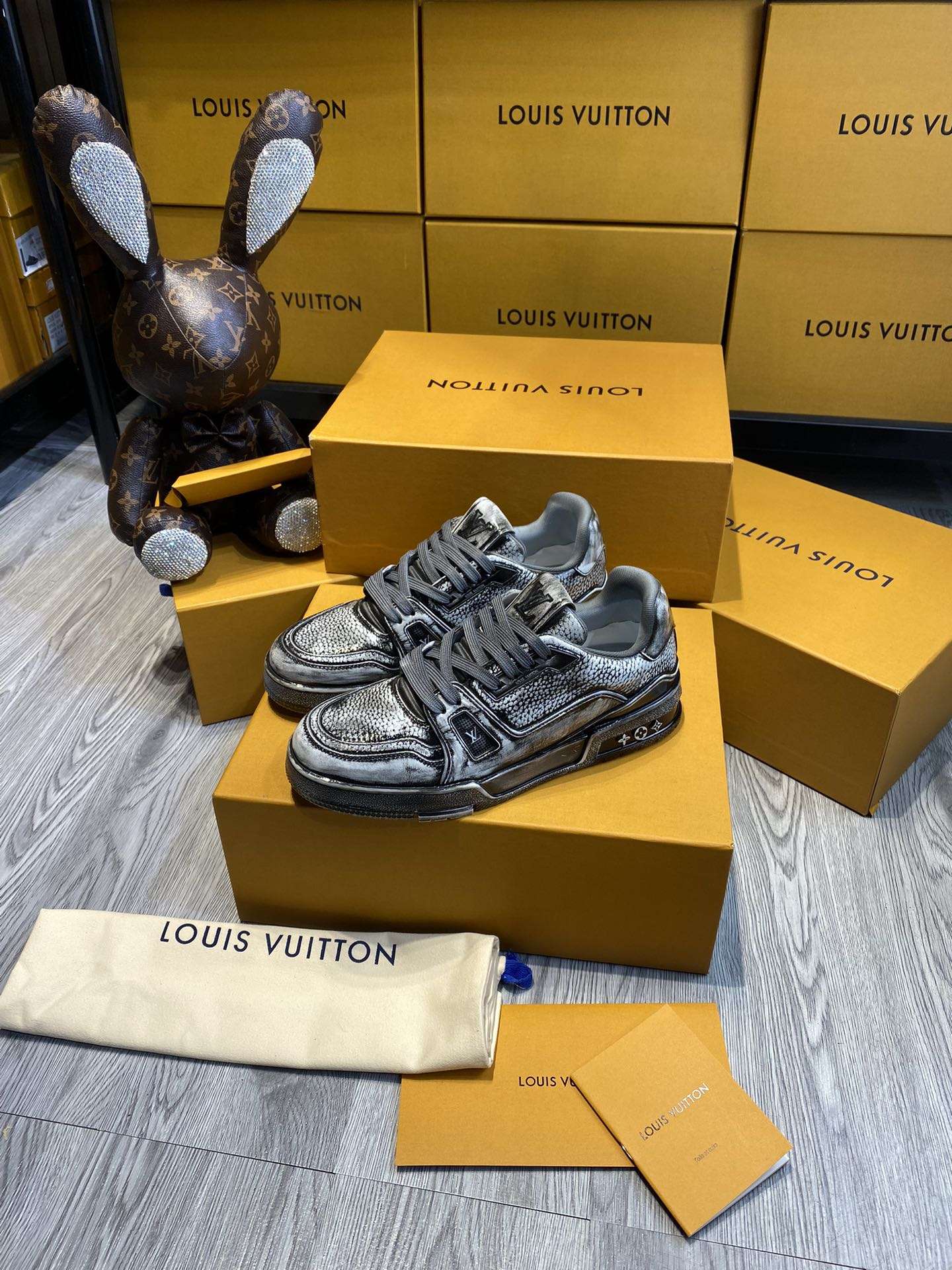 KICKWHO Louis Vuitton Trainer Sneakers Grey Black - Image 3