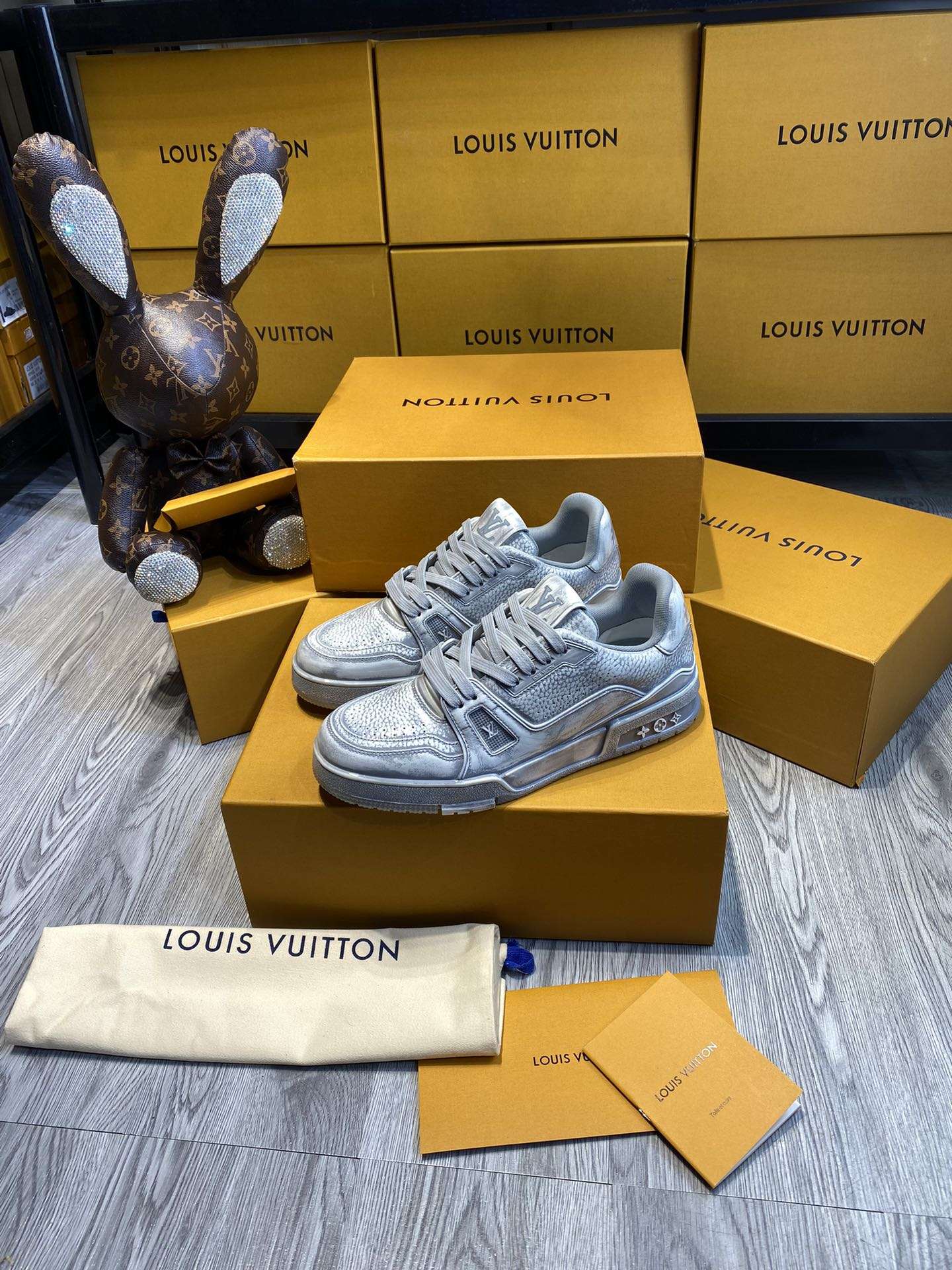 KICKWHO Louis Vuitton Trainer Sneakers Grey - Image 3