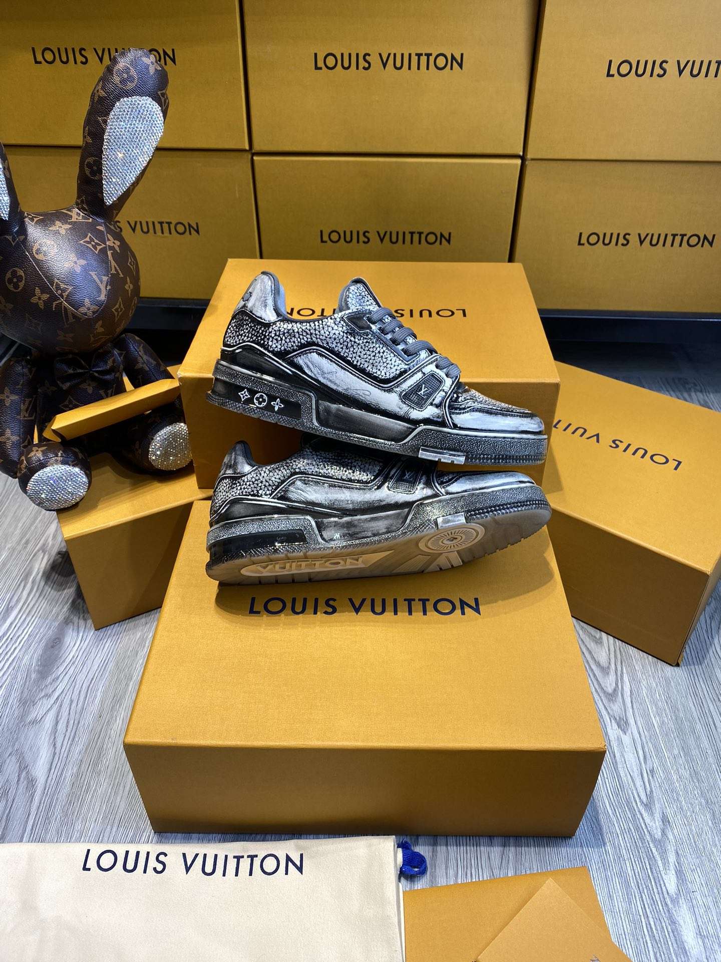 KICKWHO Louis Vuitton Trainer Sneakers Grey Black - Image 9