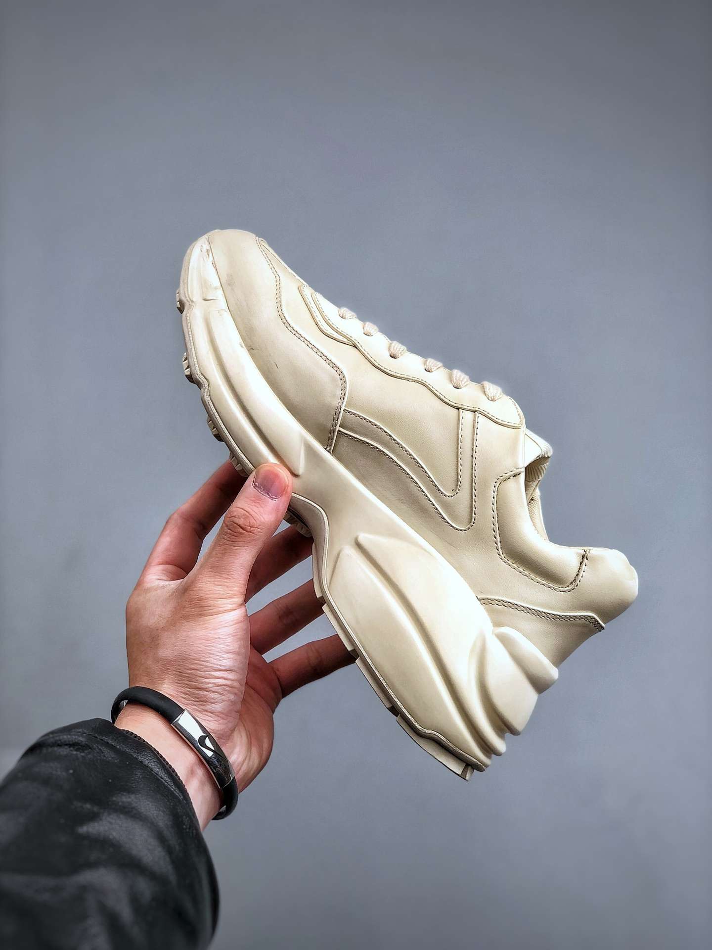 KICKWHO Gucci Leather Sneaker For Women and Men - Image 2