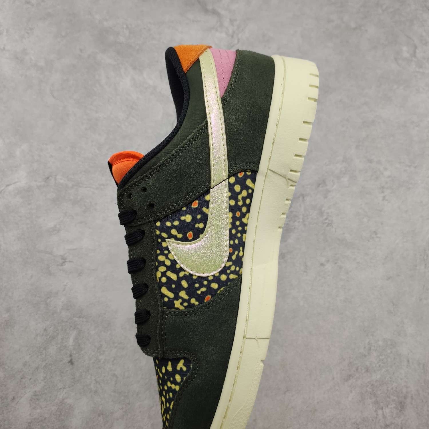 KICKWHO Nike SB Dunk Low Rainbow Trout - Image 7