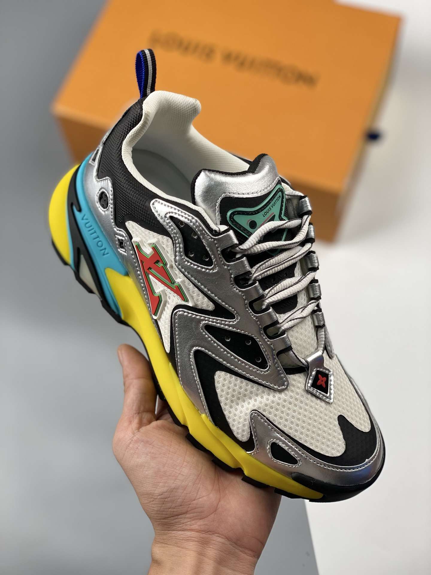 KICKWHO Louis Vuitton 2023 New Runner Tatic Silver - Image 2