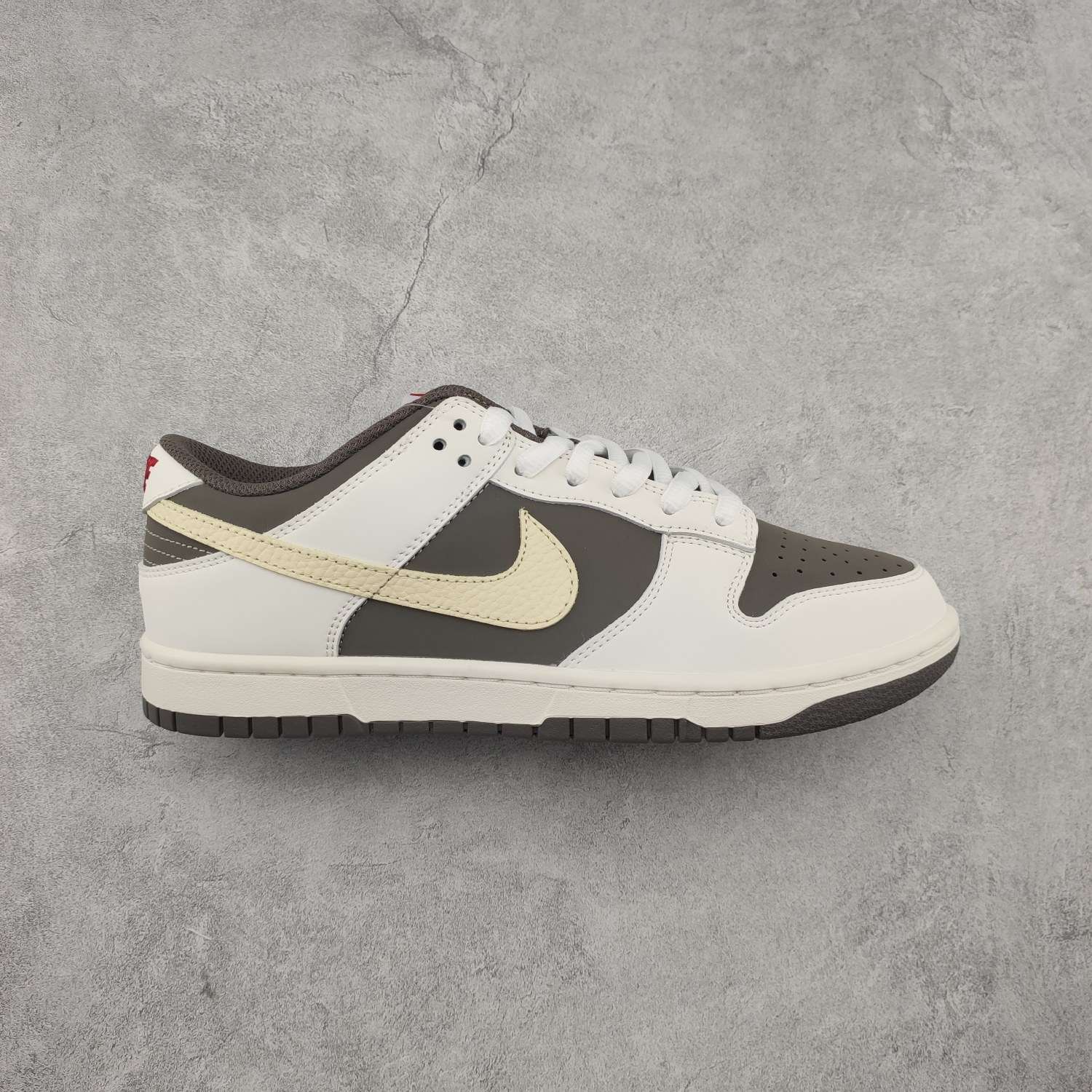 Kickswho Otomo Katsuhiro x Nike SB Dunk Low TT3636-023