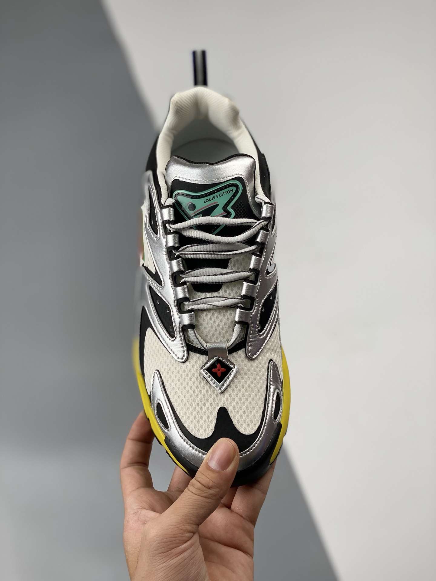 KICKWHO Louis Vuitton 2023 New Runner Tatic Silver - Image 3