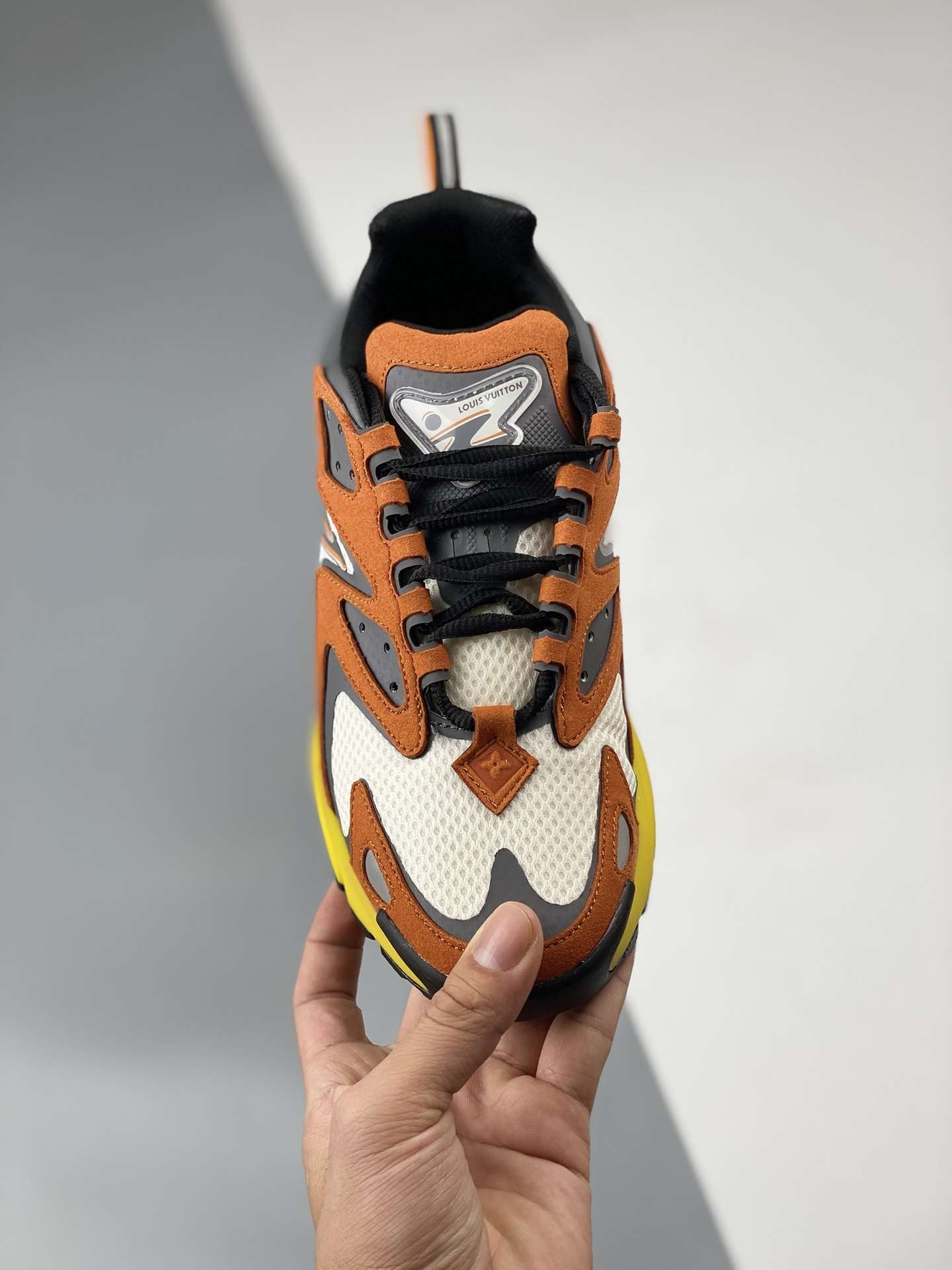 KICKWHO Louis Vuitton 2023 New Runner Tatic Moka - Image 3