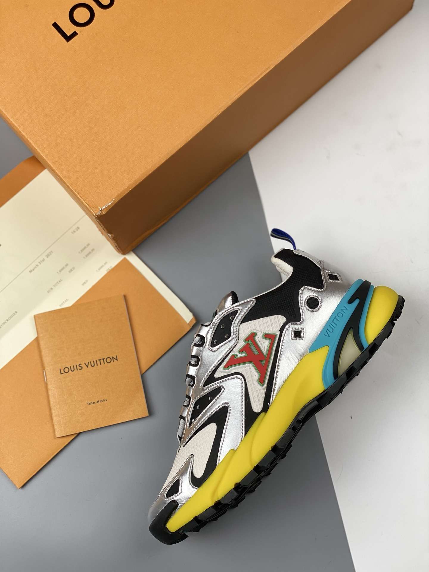 KICKWHO Louis Vuitton 2023 New Runner Tatic Silver - Image 4