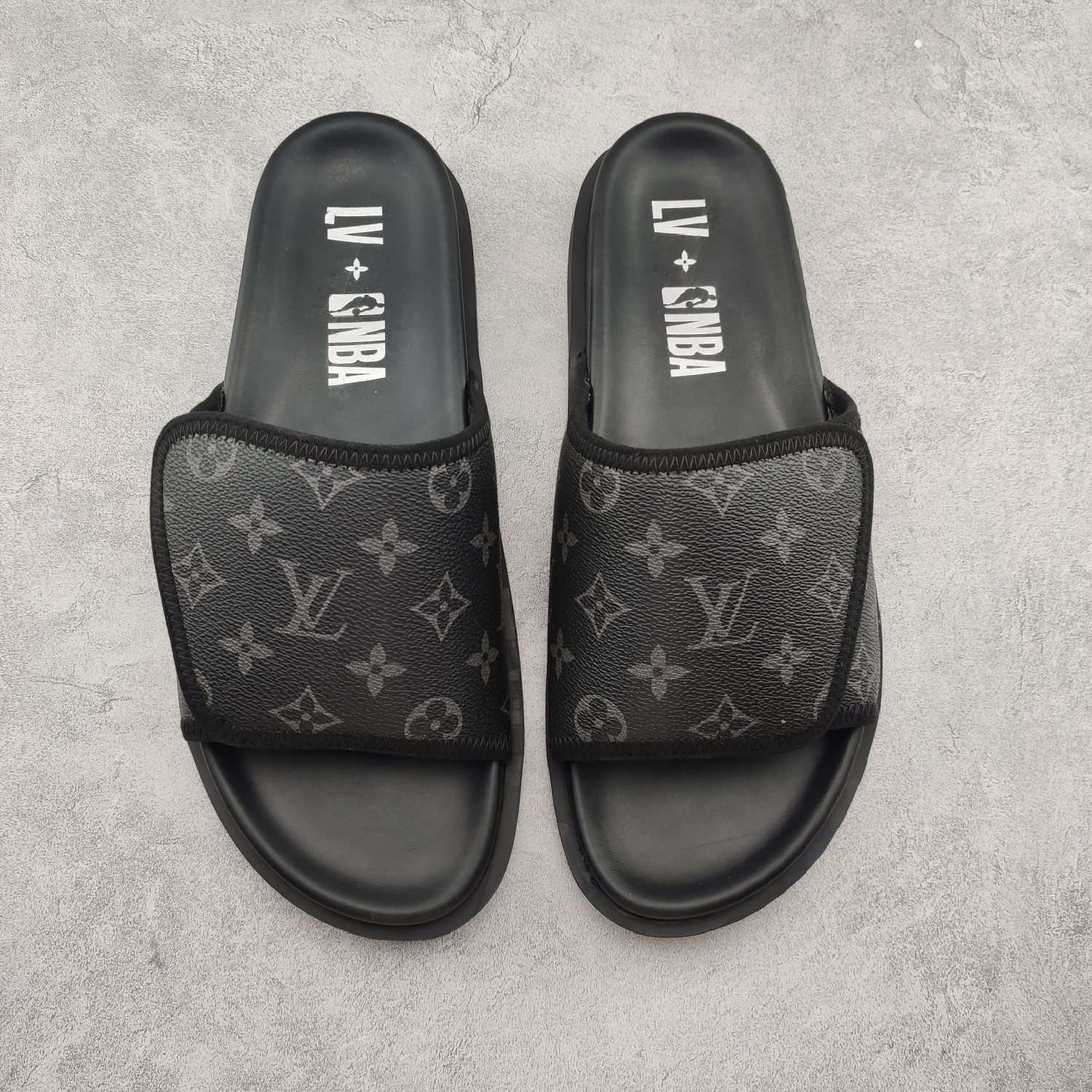 KICKWHO Louis Vuitton Miami 2023 SS Monogram Slide Sandals 1A9Z60 - Image 3