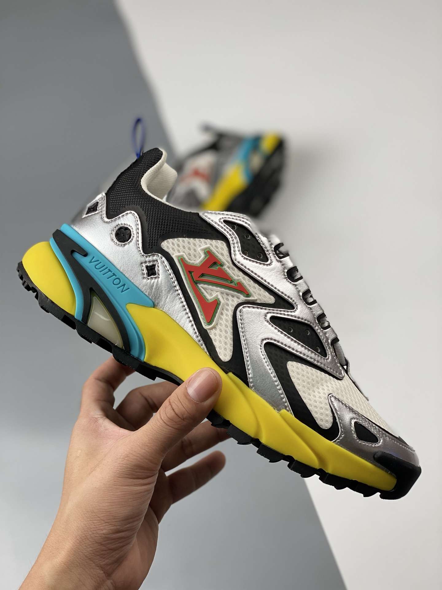 KICKWHO Louis Vuitton 2023 New Runner Tatic Silver - Image 5