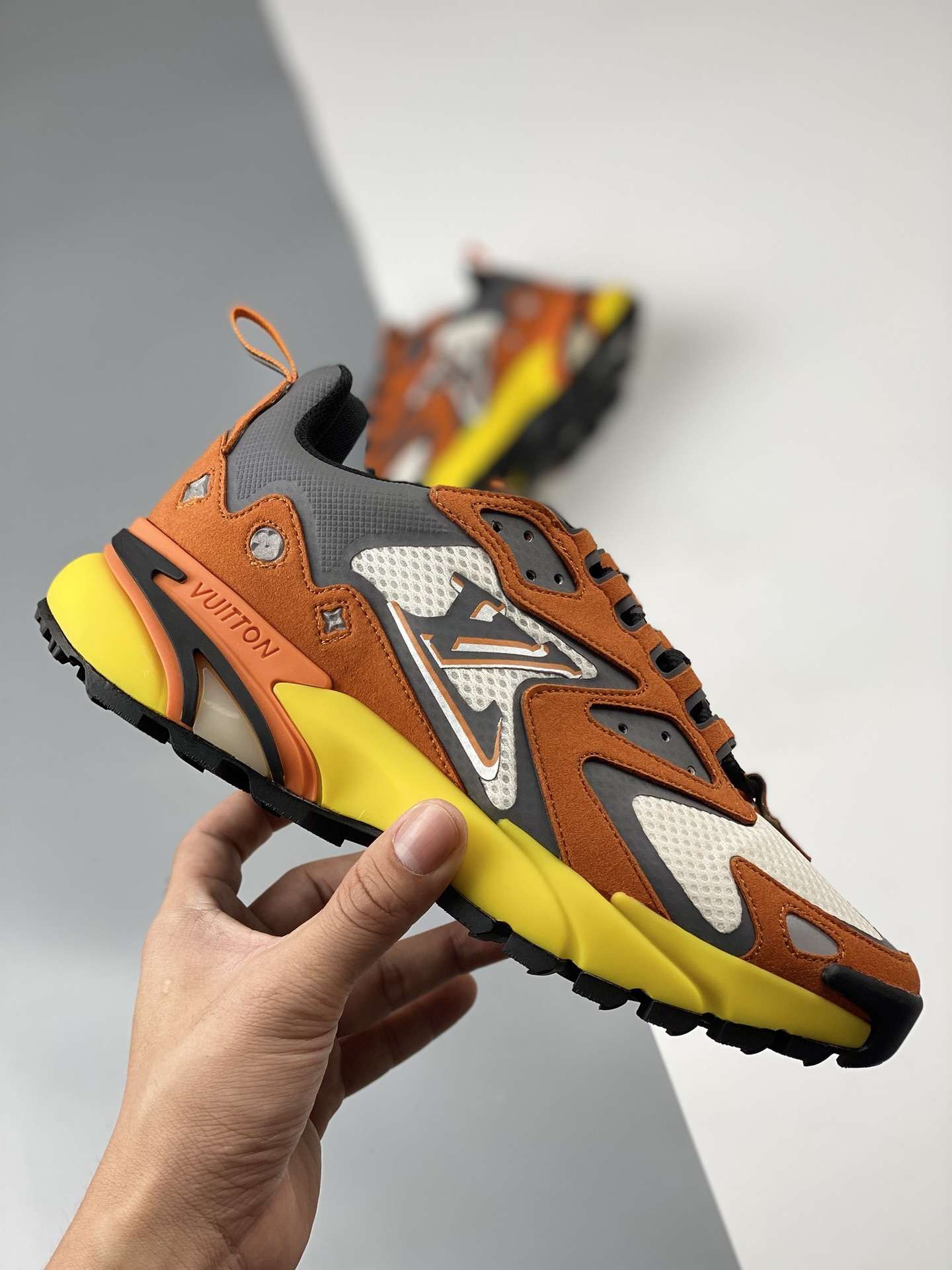 KICKWHO Louis Vuitton 2023 New Runner Tatic Moka - Image 5