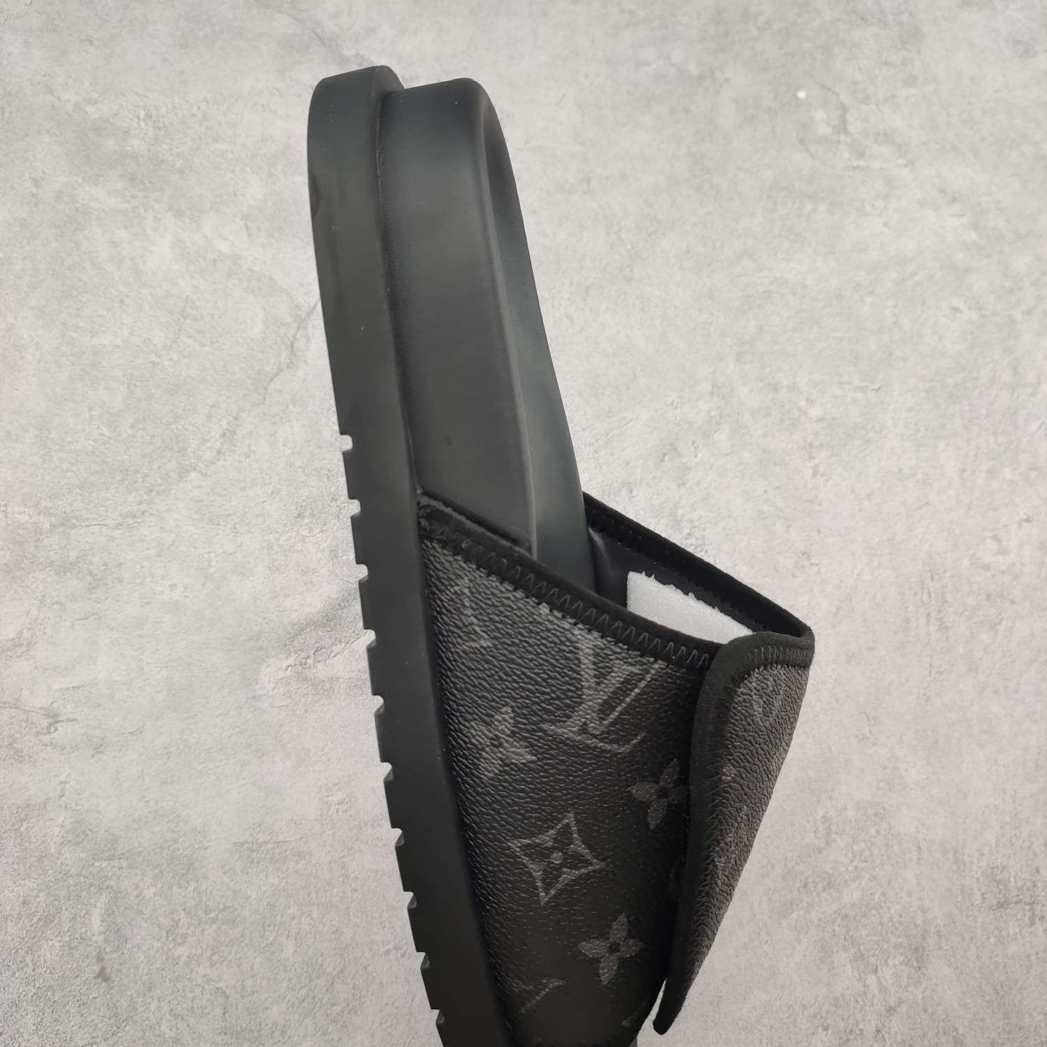 KICKWHO Louis Vuitton Miami 2023 SS Monogram Slide Sandals 1A9Z60 - Image 5