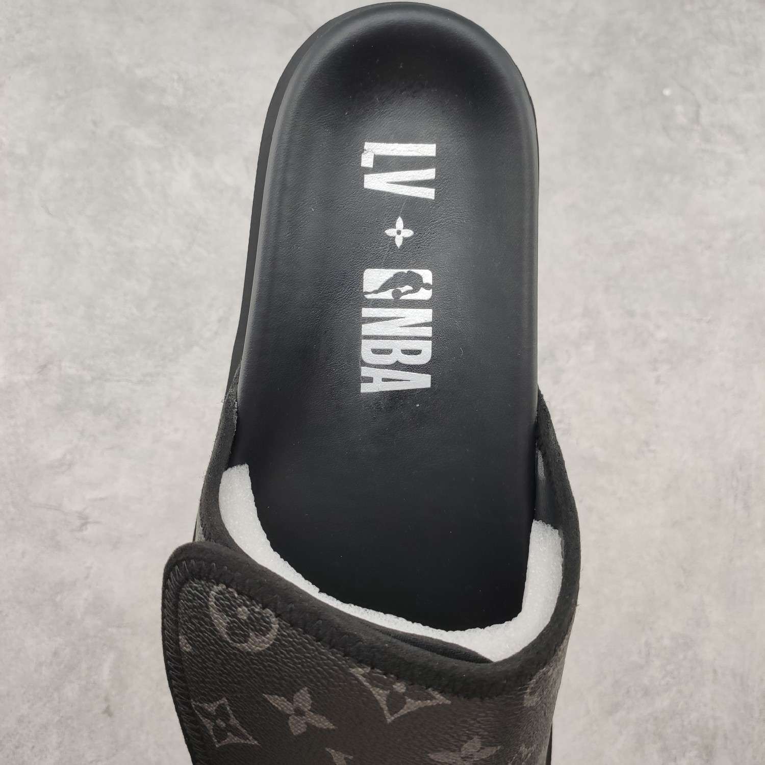 KICKWHO Louis Vuitton Miami 2023 SS Monogram Slide Sandals 1A9Z60 - Image 6