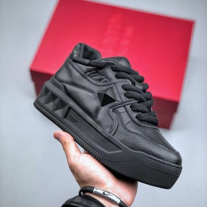 KICKWHO VALENTINO GARAVANI Blsck One Stud Sneakers