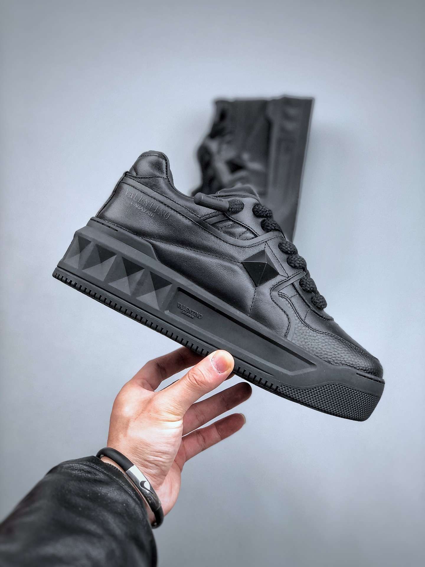 KICKWHO VALENTINO GARAVANI Blsck One Stud Sneakers - Image 4