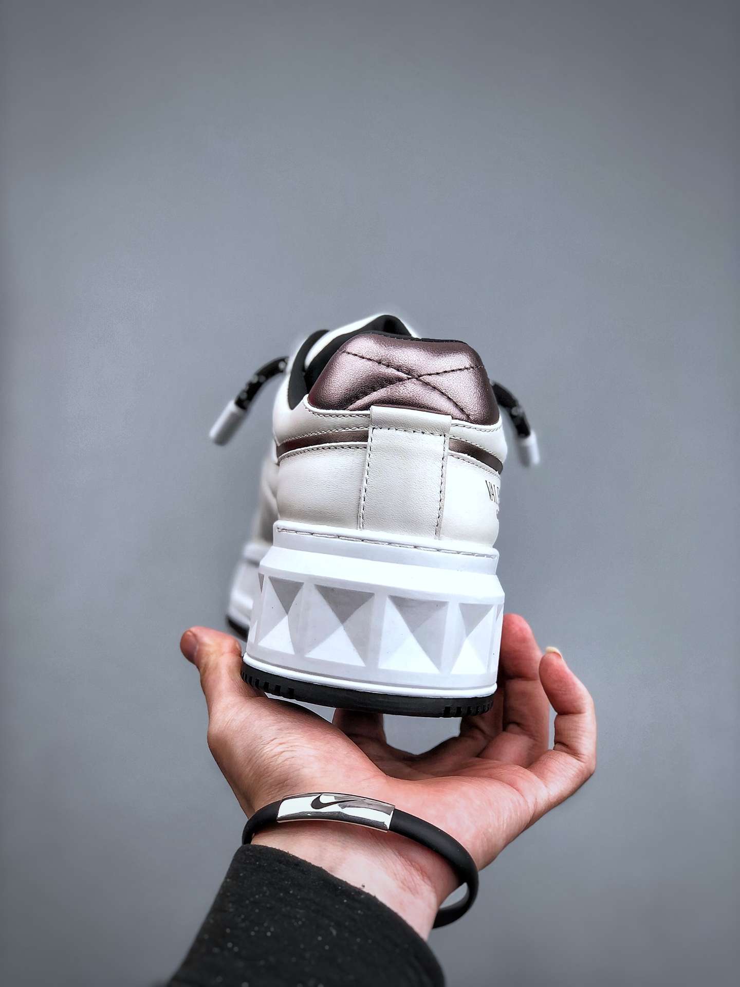 KICKWHO VALENTINO GARAVANI Black & White One Stud Sneakers - Image 7