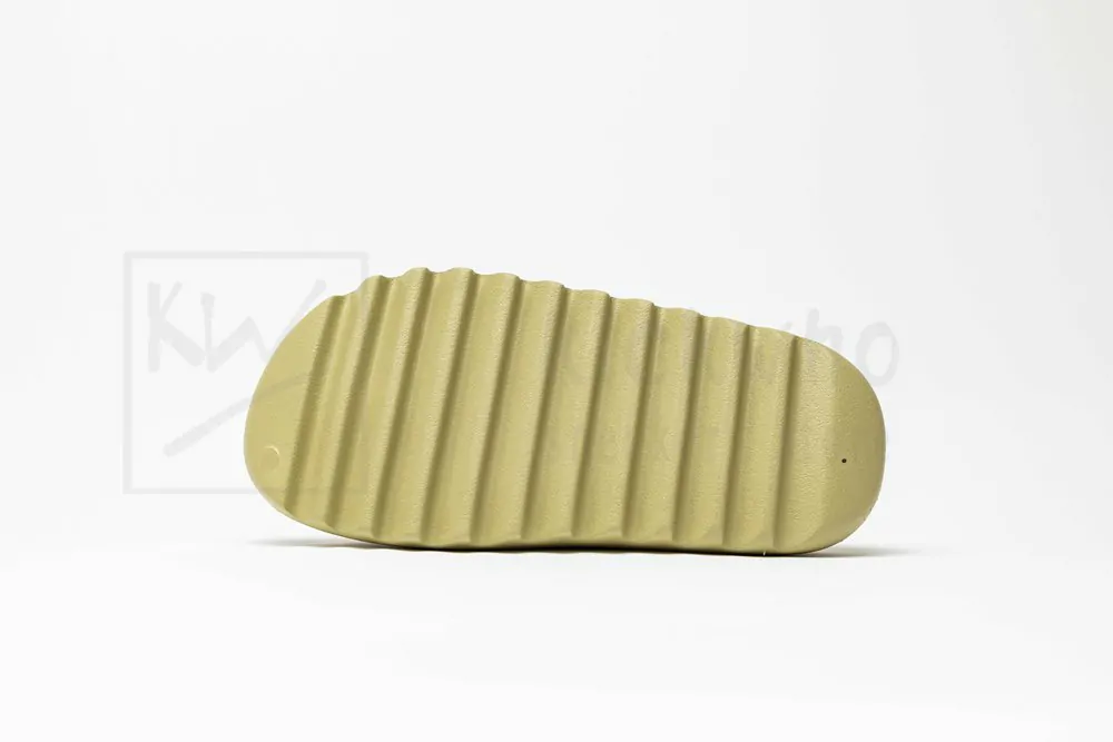 Yeezy Slides 'Resin' 2022 (runs small, order one sizes up) - Image 3
