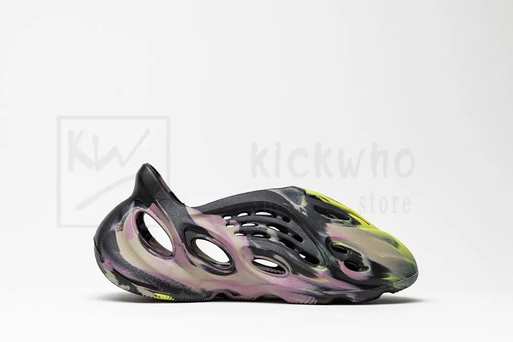 Yeezy Foam Runner 'MX Carbon' - Image 2