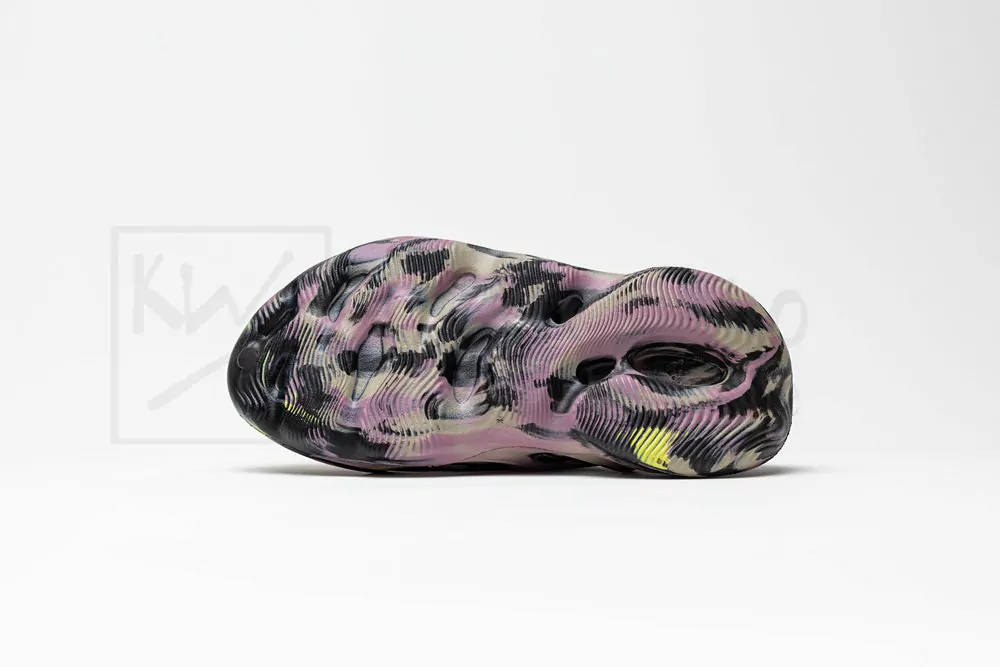 Yeezy Foam Runner 'MX Carbon' - Image 3