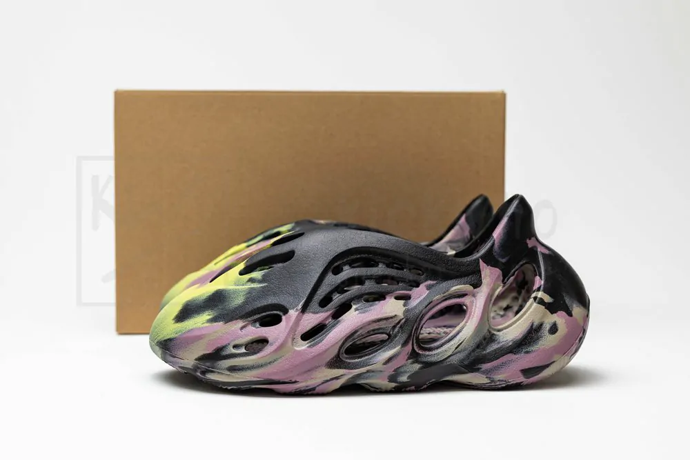 Yeezy Foam Runner 'MX Carbon' - Image 4