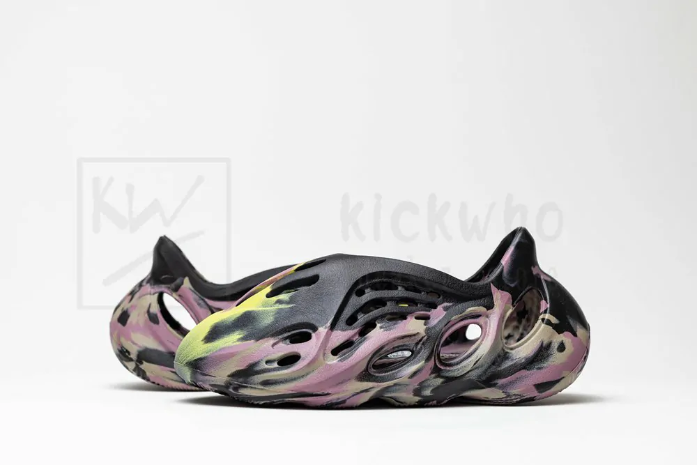 Yeezy Foam Runner 'MX Carbon' - Image 5