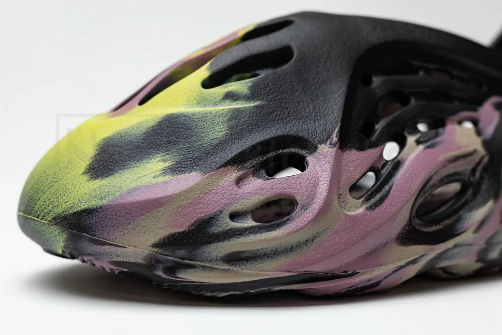 Yeezy Foam Runner 'MX Carbon' - Image 7