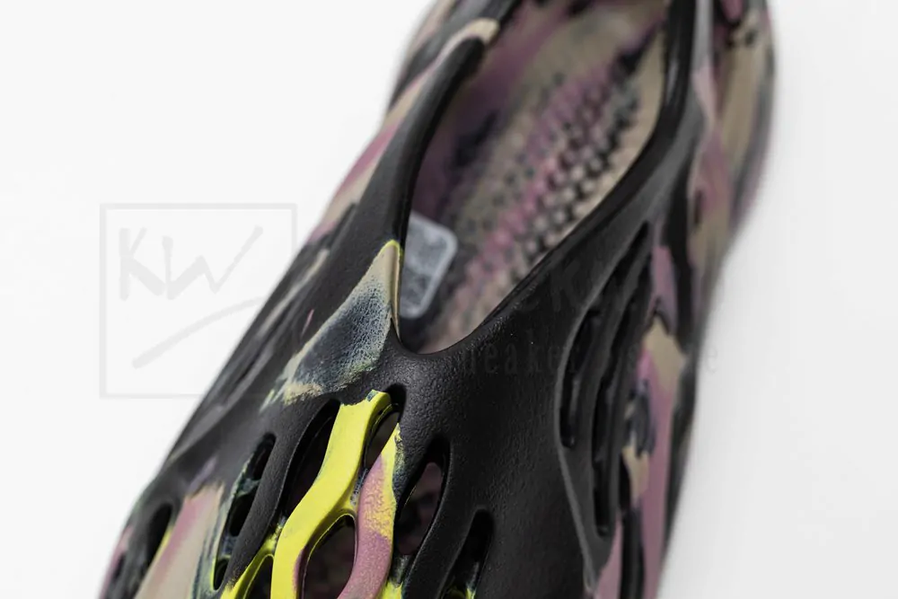 Yeezy Foam Runner 'MX Carbon' - Image 9