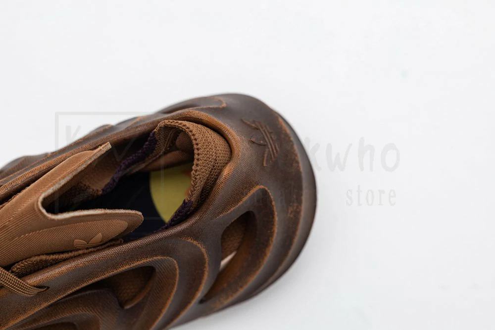 adiFOM Q 'Cosmic Way Runners - Mars' - Image 13